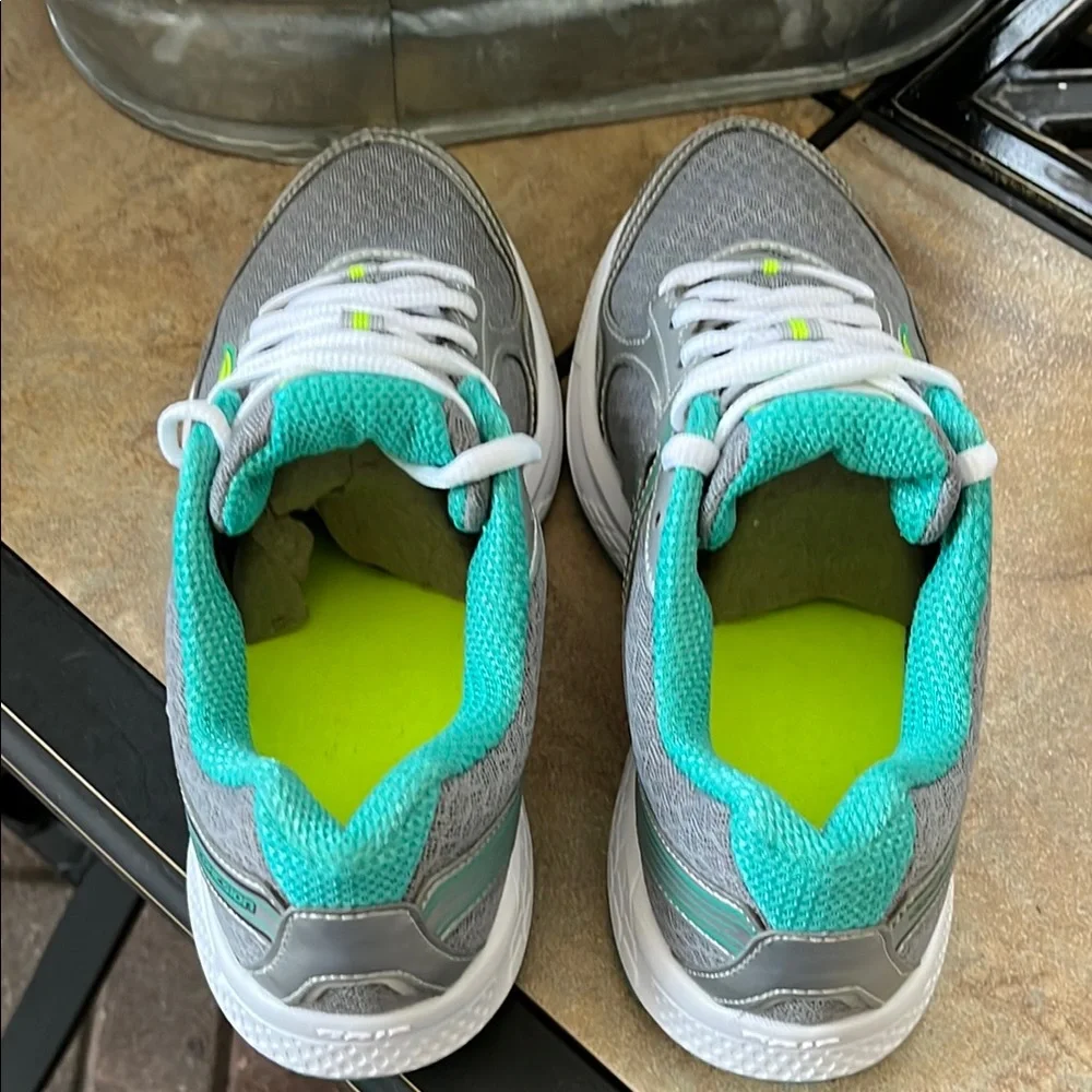 🔥BRAND NEW Saucony Gray and Green Athletic Shoes with Breathable Mesh - Picture 5 of 7